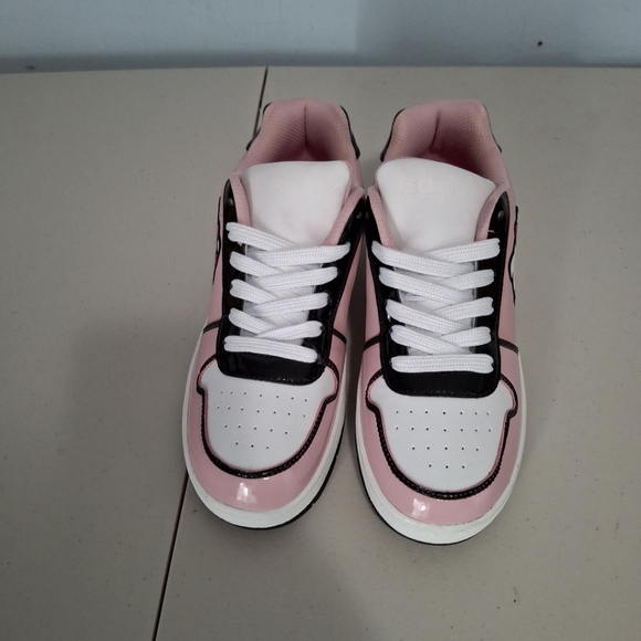 Hello Kitty Sneakers Women's‎ Size 8 Casual Sport Court Shoes - Picture 1 of 14